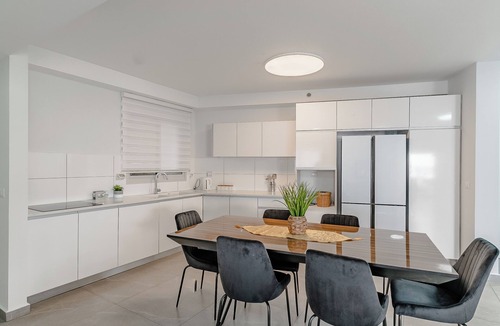 Ashkelon House | Beach vicinity, shopping G-level, parking. Near playground. Shabbat elevator