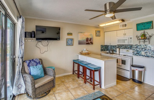 North Beach Apartment | Beach View Balcony! Corpus Christi Condo w/Pool