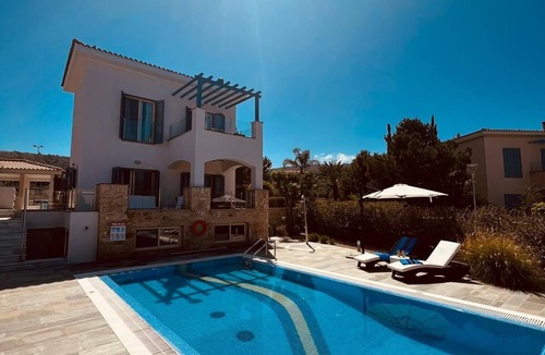 Neo Chorio Villa | Beach Villa Private Pool A/C Wifi Tennis Court Sea Views Near Latchi