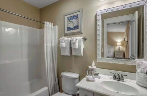 Windy Hill Hotel | Beach Villa | Pools & Lazy River | Steps to Barefoot Landing