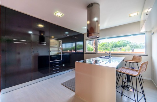 Charneca de Caparica e Sobreda Villa | Beach Walk Villa with Pool & AC. Just remodeled, proximity to golf and Lisbon!