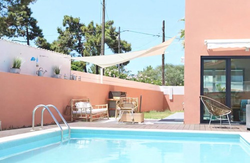 Charneca de Caparica e Sobreda Villa | Beach Walk Villa with Pool & AC. Just remodeled, proximity to golf and Lisbon!