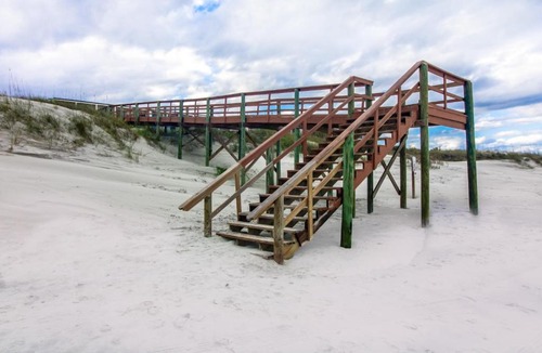 Crescent Beach Hotel | Beacher's Lodge