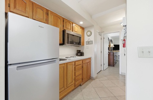 Crescent Beach Condo | Beacher's Oceanfront Patio Plus Suite with onsite Front desk and Service