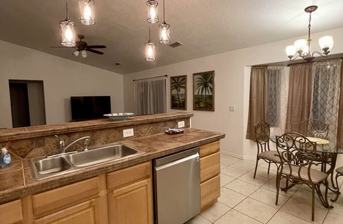 Interchange Square House | 🏝Beaches, Nature Sanctuaries, and Rockets with plenty of room for a family.