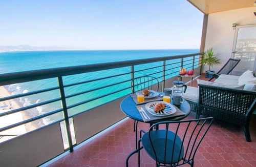 Torremolinos City Centre Apartment | Beachfront 1 bedroom apartment with amazing views.