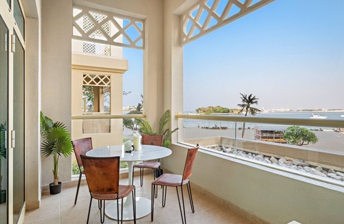 Palm Jumeirah Apartment | Beachfront 1 Bedroom in Palm Jumeirah with Sea Views