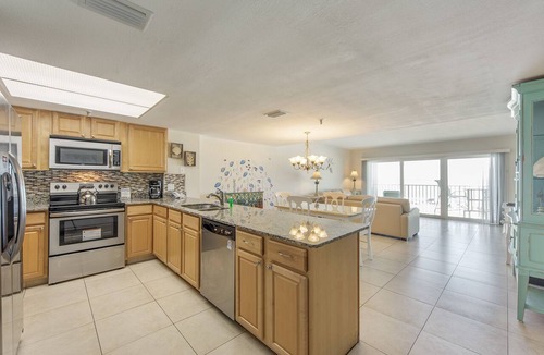 Madeira Beach Condo | Beachfront 1b 1b Suite - Beach Place #209