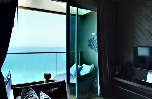 Na Kluea Apartment | BEACHFRONT 1BR STYLISH LUXURY CONDO