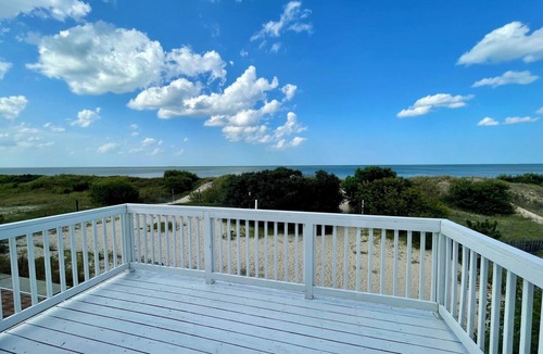 Bayview Apartment | Beachfront 2 Bed/1 Bath Apartment with Amazing View!