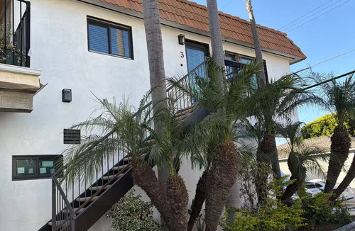 Old Towne Apartment | Beachfront 2-bed, 2-bath unit with AC in Seal Beach