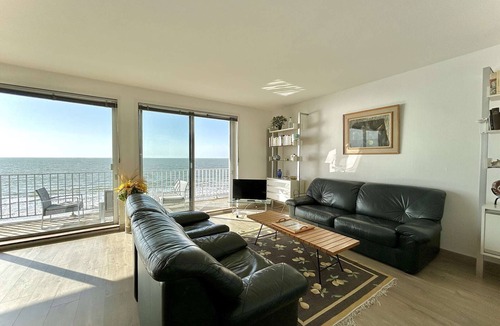 La Baule-Escoublac Apartment | Beachfront 2-Bedroom Apartment with Terrace and Parking in La Baule