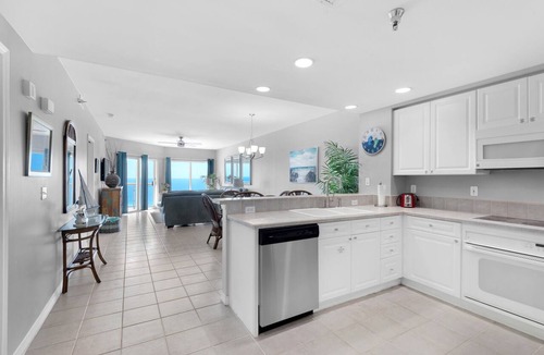Villa Primera Condo | 🌅Beachfront-2 Pools-Hot Tub-Sauna-Gym-2BR Emerald Isle 1206🌅