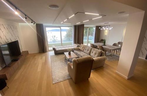 Rafajlovici Apartment | Beachfront 2BR Apartment with Balcony and Sea View, Biser Mora