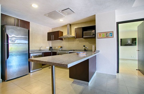 South Hotel Zone Condo | Beachfront 2BR | Accessible, Pool & Hot Tub