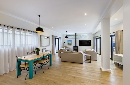 Scott Estate Apartment | Beachfront 3 Bed With Private Parking & BBQ Area