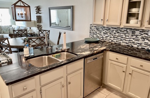 Sunnyside House | Beachfront 3-bedroom vacation home 1000 feet of beach just outside your door