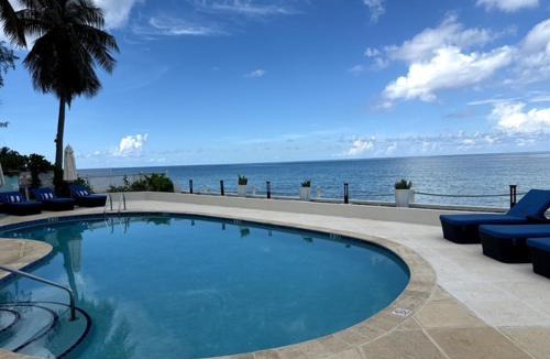 Seven Mile Beach Apartment | Beachfront 3Br Skyyard Ocean Views, Pool, Tv