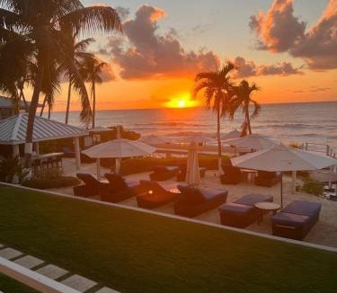 Seven Mile Beach Apartment | Beachfront 3Br Skyyard Ocean Views, Pool, Tv