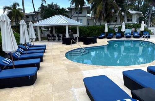 Seven Mile Beach Apartment | Beachfront 3Br Skyyard Ocean Views, Pool, Tv