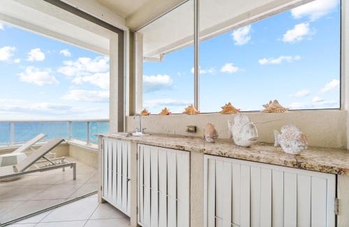 Seven Mile Beach Apartment | Beachfront 3Br Skyyard Ocean Views, Pool, Tv