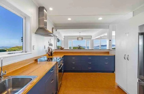 Raumati Beach Villa | Beachfront 5 bedroom Villa