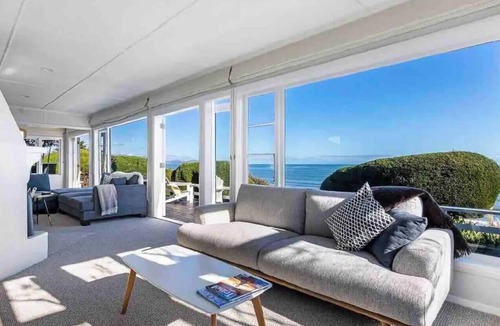 Raumati Beach Villa | Beachfront 5 bedroom Villa