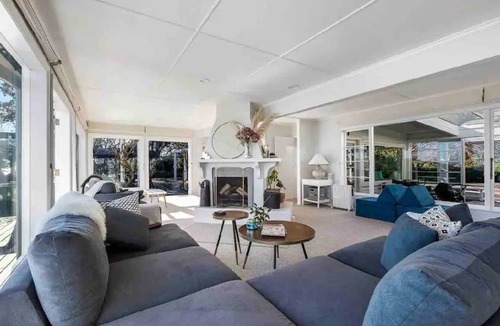 Raumati Beach Villa | Beachfront 5 bedroom Villa