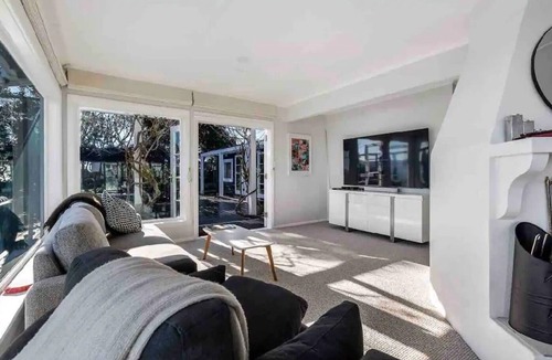 Raumati Beach Villa | Beachfront 5 bedroom Villa