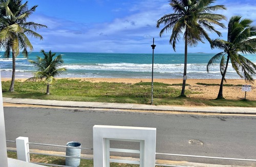 La Pared House | Beachfront 5br/4ba house w/roof top terrace & Swimming Pool
