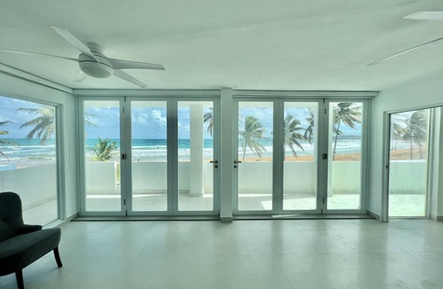 La Pared House | Beachfront 5br/4ba house w/roof top terrace & Swimming Pool