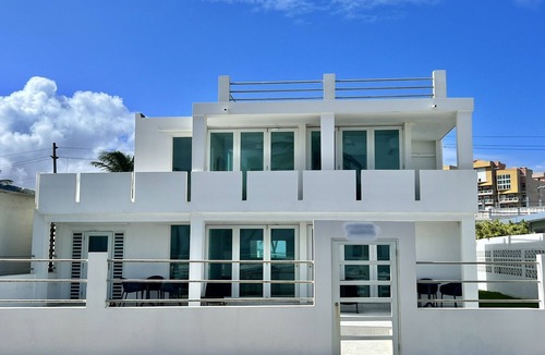 La Pared House | Beachfront 5br/4ba house w/roof top terrace & Swimming Pool