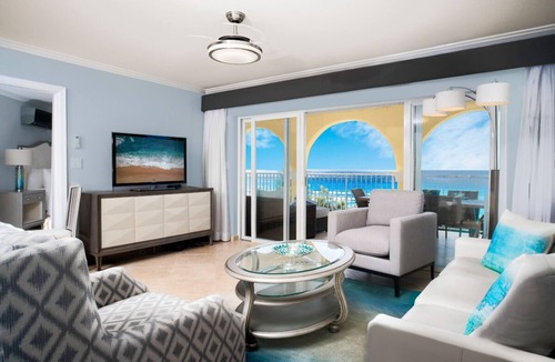 Dover Apartment | Beachfront Apt with Pool - Sapphire 401