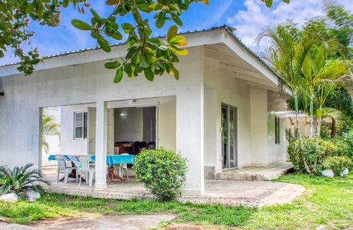 Puntarenas Cottage | Beachfront access & shared pool, just one hour from San José!