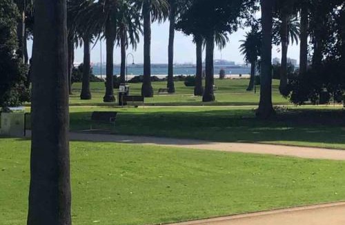 St Kilda West Apartment | Beachfront & access to all St Kilda has to offer