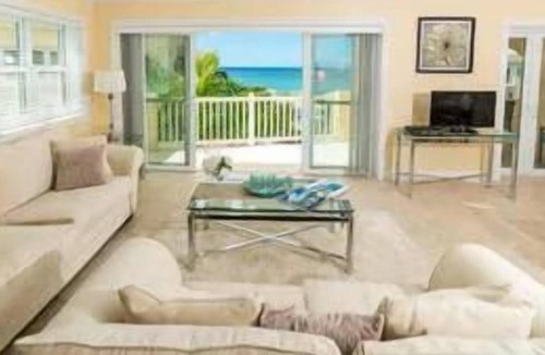 Cotton Ground House | Beachfront Accommodation! 4 Relaxing Spaces w/ FREE Parking, Outdoor Pools!