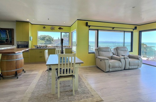 Te Awanga House | Beachfront accommodation.