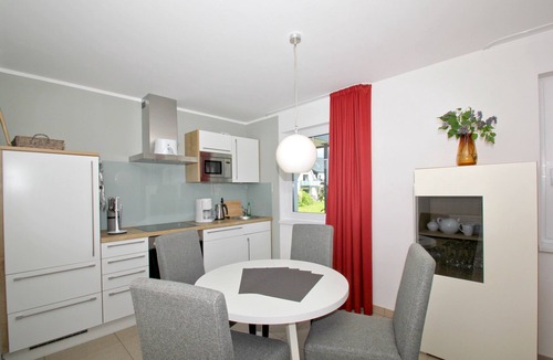 Lobbe Apartment | Beachfront apartment with terrace, use of swimming pool and sauna - Rex Rugia H-1010