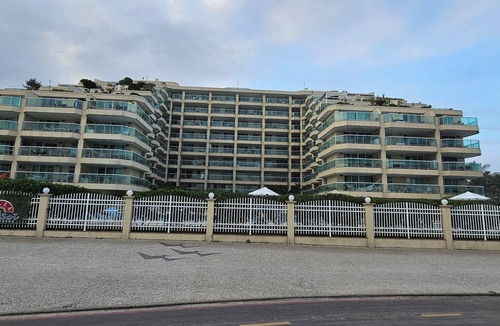 Recreio dos Bandeirantes Apartment | Beachfront apartment with ocean view in Recreio.