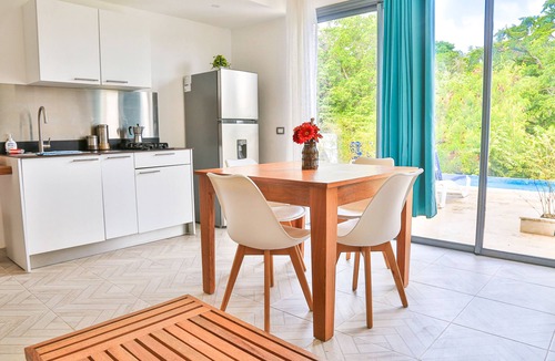 El Callejon Apartment | Beachfront Apartment/Pool/Patio/Tropical Views/Elevated