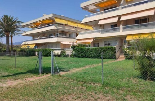 Parc de Mont-roig Apartment | Beachfront Apartment with Pool Access in Miami Playa
