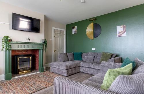 Bridlington Apartment | BEACHFRONT APARTMENT - Ground Floor Apartment with Sea Views, Next to the Beach, Bridlington, North Yorkshire