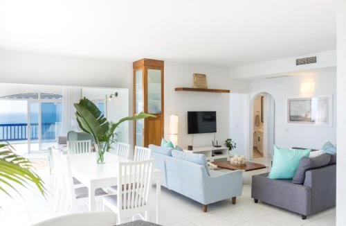 Shaka's Rock Apartment | Beachfront Apartments Shakas Rock - Santorini Estate, Pool, Ocean Views