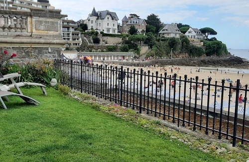 Dinard Apartment | Beachfront - Appart. 4/5pers private garden + parking .center of Dinard