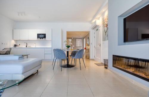 Għadira Apartment | Beachfront Apt with Pool Access