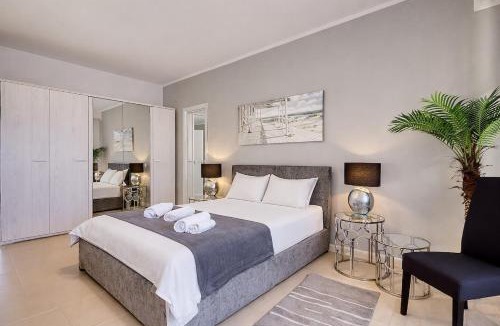 Għadira Apartment | Beachfront Apt with Pool Access