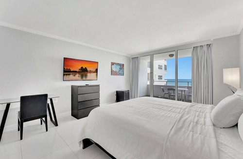 Bermuda Riviera Apartment | Beachfront Balcony Room