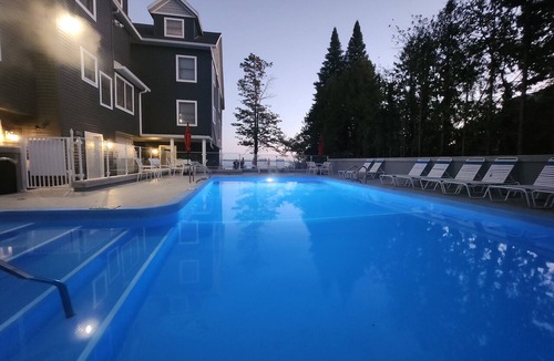 Traverse City Condo | Beachfront, Balcony, Fireplace! - North Shore Inn Unit 204