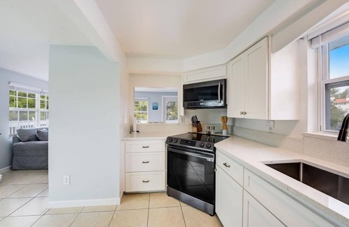 Ilexhurst Condo | Beachfront Balcony, Cozy Escape
