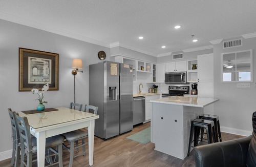 Crystal Beach Condo | BeachFront, Bch Svc, pool, wifi, Kitchen, grill